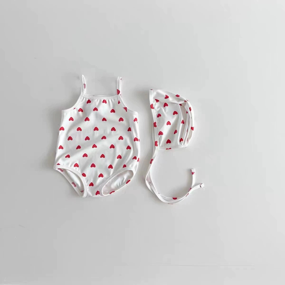 Едноделен костим за капење со срценца и капче