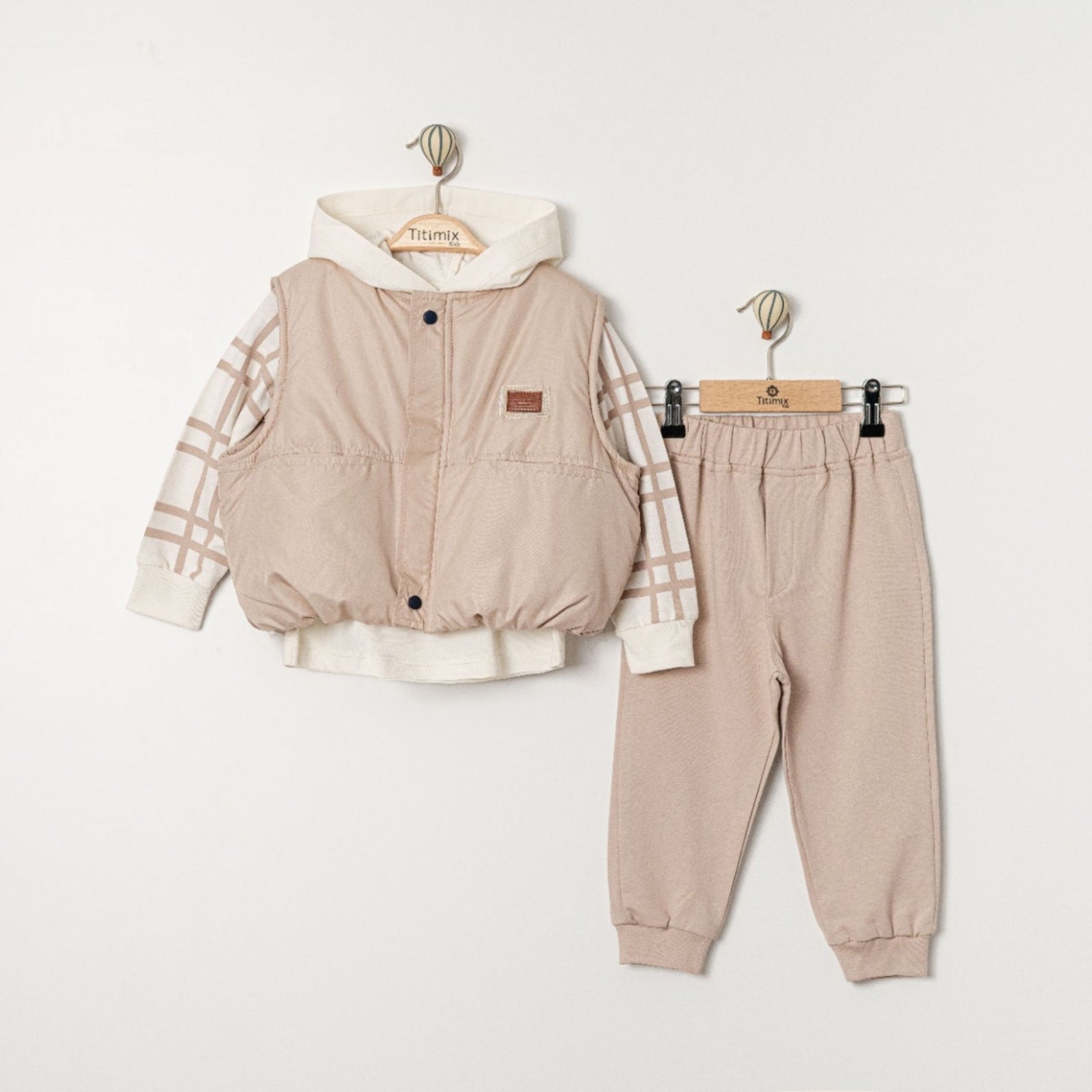 3 Делен комплет дукесрка, елече и панталони