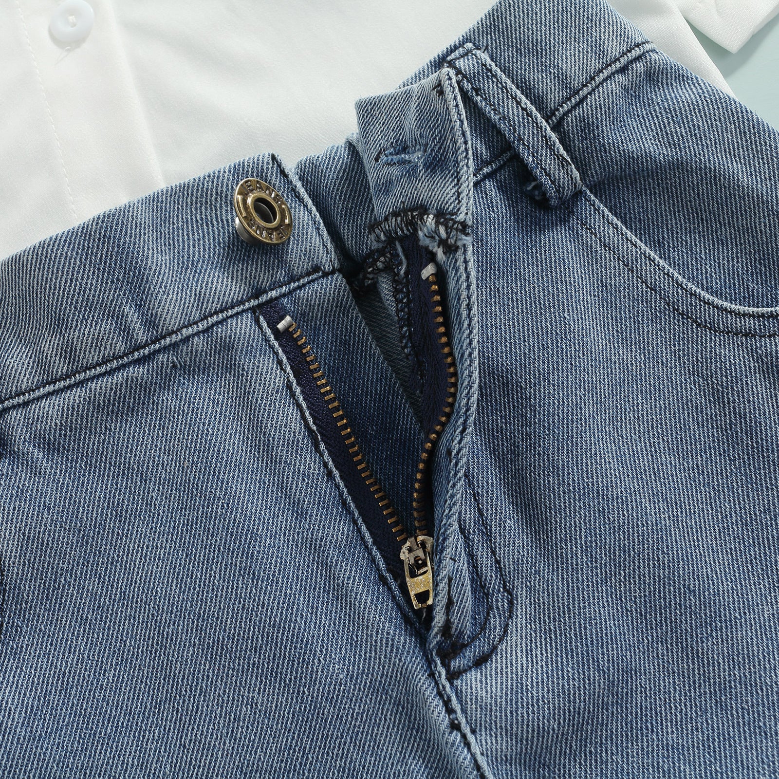 2 - Делен Комплет Бела Кошула + Фармерки