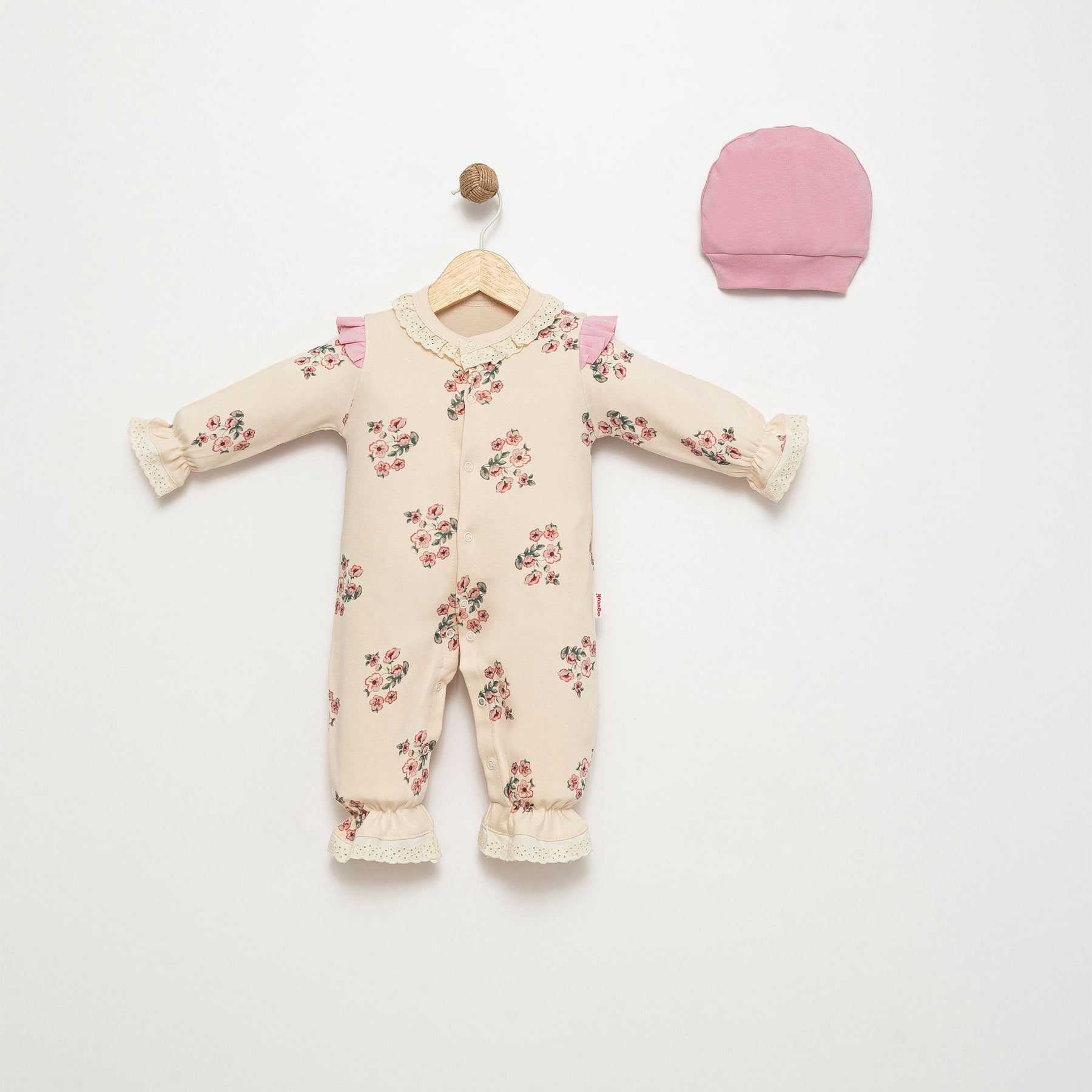 Шпикозни со фарбели и цветен принт и капа