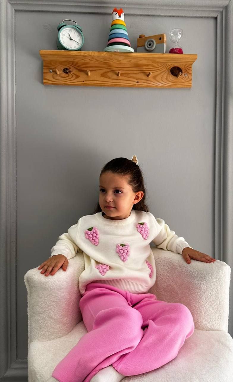 2 Делен плетен комплет со јагоди