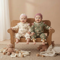 Шпикозни со фарбели и цветен принт и капа