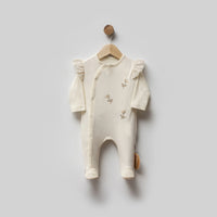 Шпикозни со нежни цветни везови и тантела