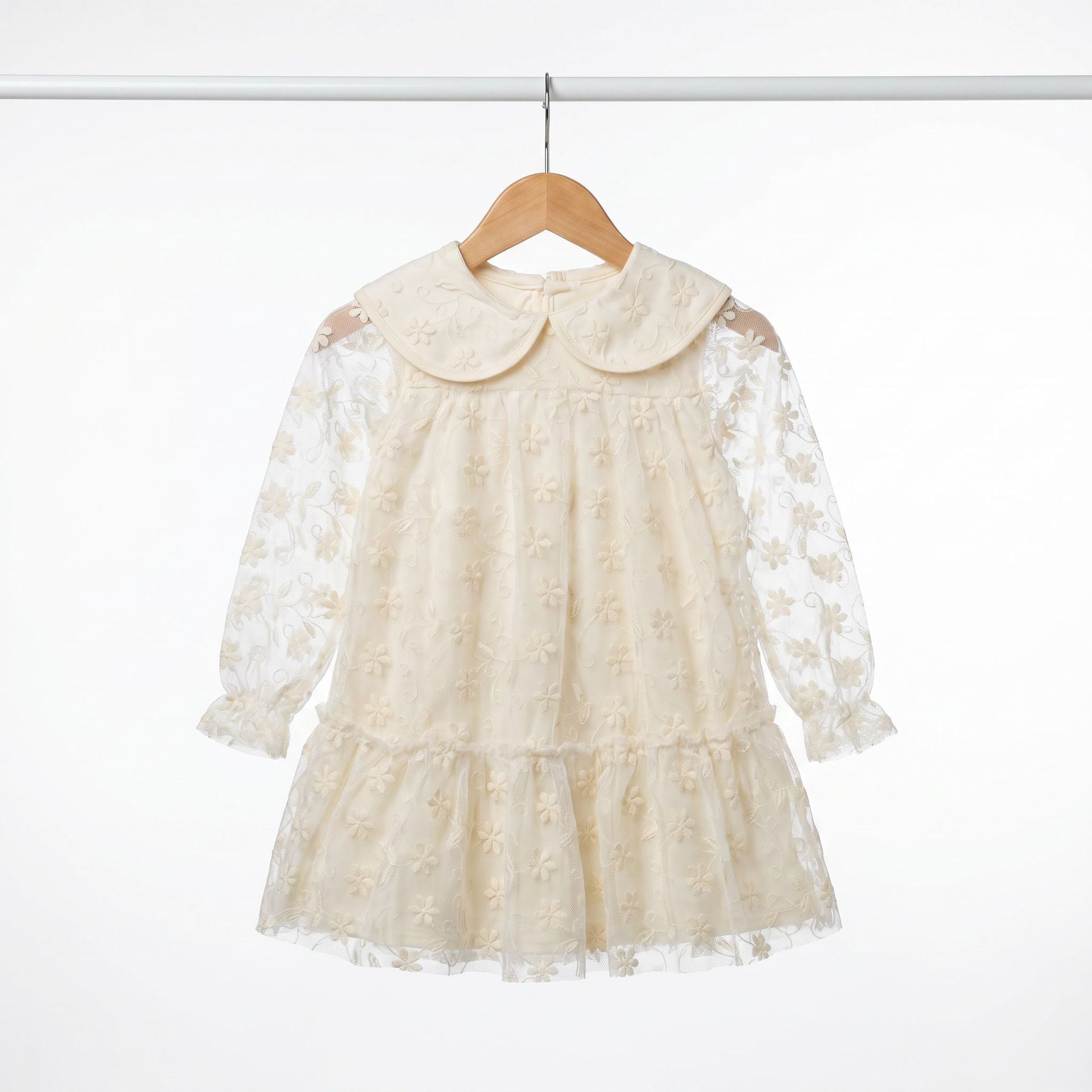 Елегантен фустан со чипка и јака