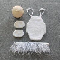 Плетен сет за новороденче со боди, чорапчиња, туту со пердуви и трака