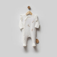 Шпикозни со нежни цветни везови и тантела