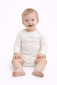 Бело бебешко боди со долги ракави