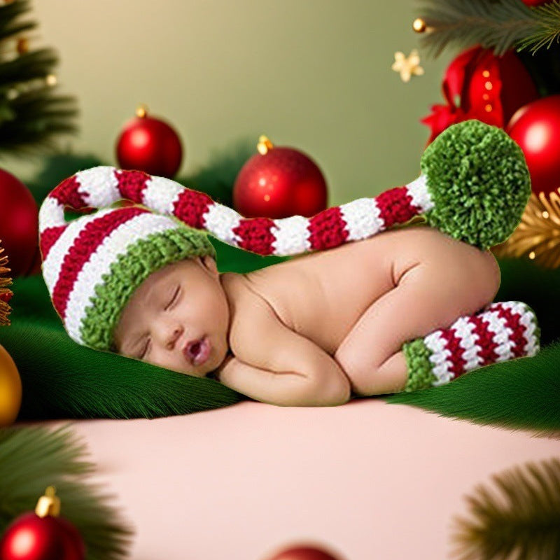 Новогодишен плетен сет за бебе – капа со помпон и чорапчиња