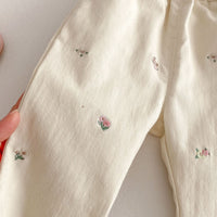 Фармерки со ластик и цвеќиња