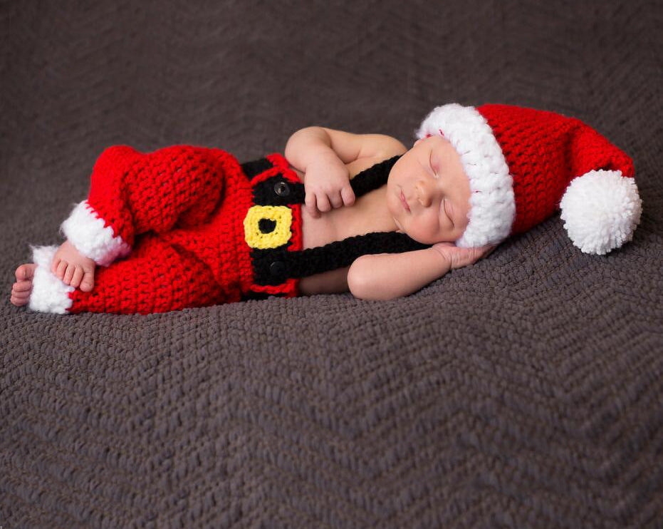 Новогодишен плетен костум со капче Дедо Мраз