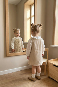 Корд фустан со срце џебови и бела блуза