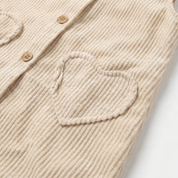 Корд фустан со срце џебови и бела блуза