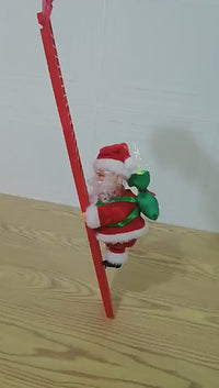 Дедо Мраз кои се качува по скала