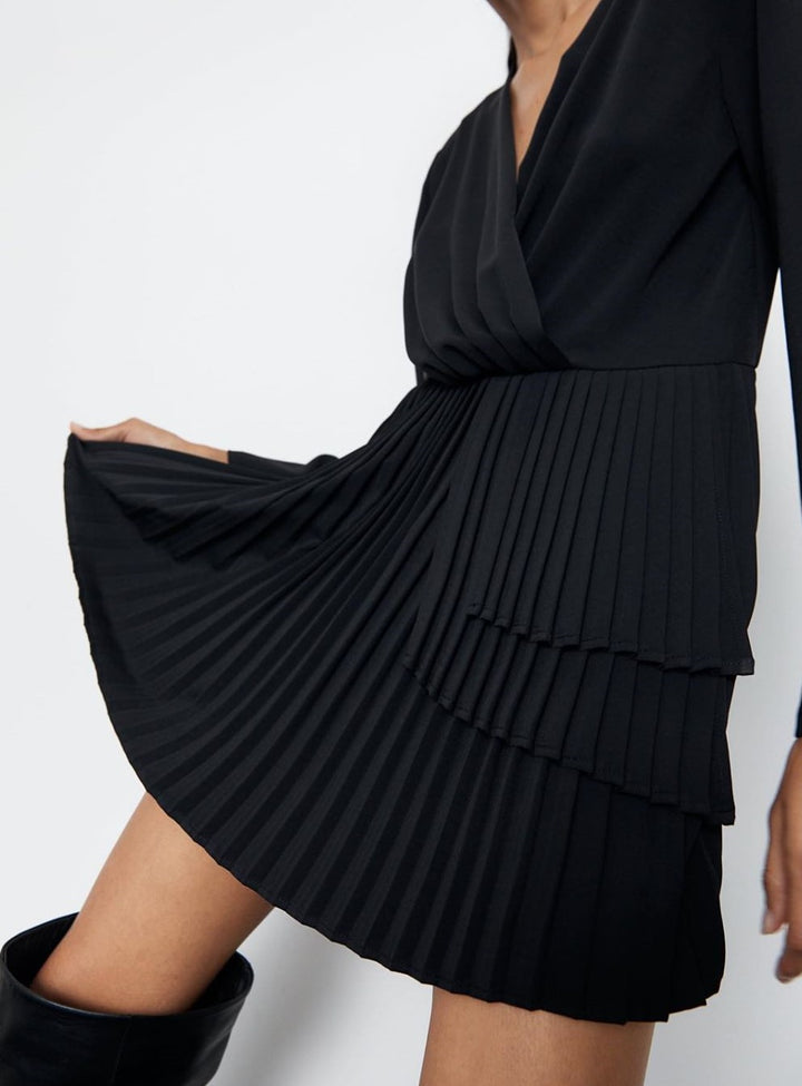 Краток Црн Фустан со Долги Ракави