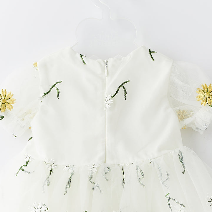 Бело Фустанче со Цветови