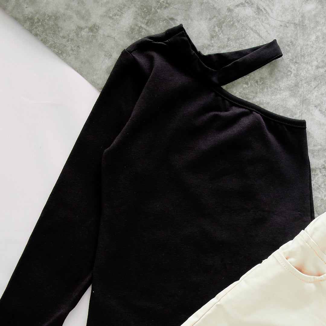 Kремови Кратки Пантолони + Црна Блуза со Еден Ракав